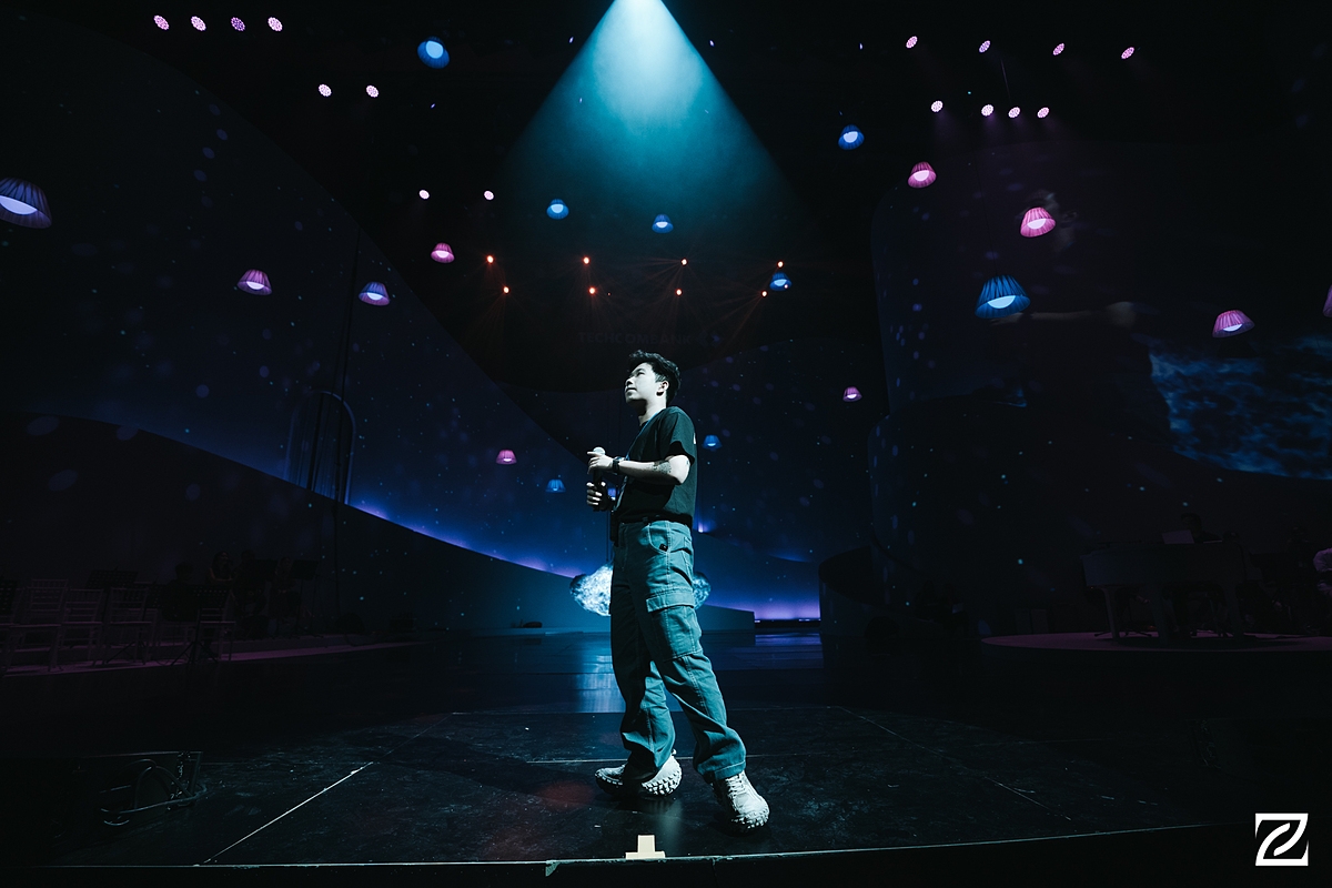 Đạo diễn của The Grand Voyage là Dương Mai Việt Anh – một đạo diễn trẻ để lại dấu ấn với nhiều show diễn hoành tráng cho các thương hiệu hàng đầu.