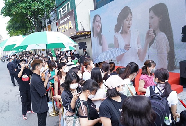 Chị em tham gia sự kiện sinh nhật sẽ nhận được rất nhiều phần quà giá trị.