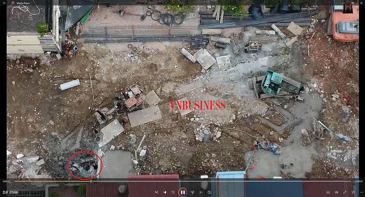 Sáng ngày 12/6, cọc C22 đã hoàn thành việc khoan nhồi và đổ bê tông xong, công nhân đang ngồi trên đầu cọc, xung quanh bùn đất từ việc khoan nhồi rút ra chưa được dọn &lpar;ảnh cắt từ clip&rpar;.