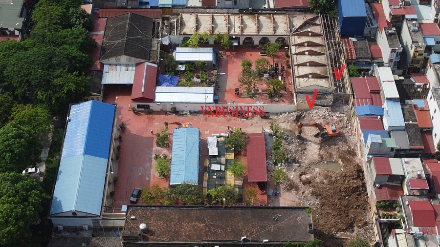 Ngày 7/6, bức tường nối giữa 2 tòa nhà và phần mái tôn khu vực cọc C57 mới bắt đầu được tháo dỡ &lpar;đánh dấu đỏ&rpar;.