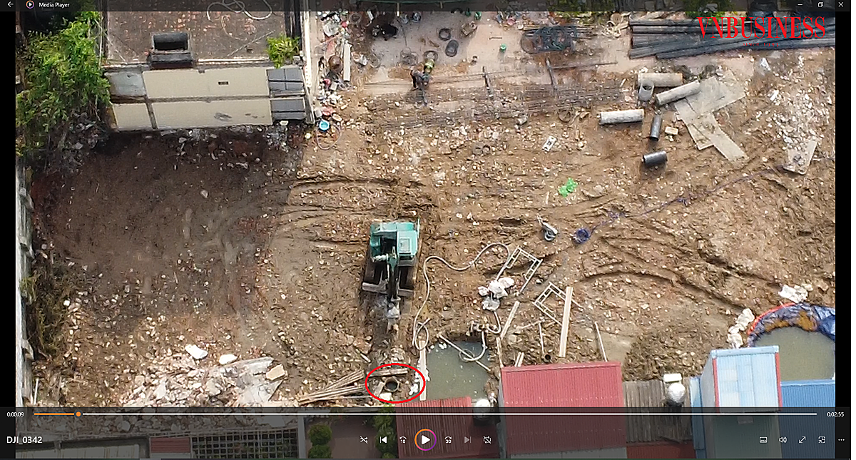 16h30 chiều ngày 11/6, máy khoan bắt đầu ra khoan vị trí cọc C22 &lpar;ảnh cắt từ clip&rpar;.