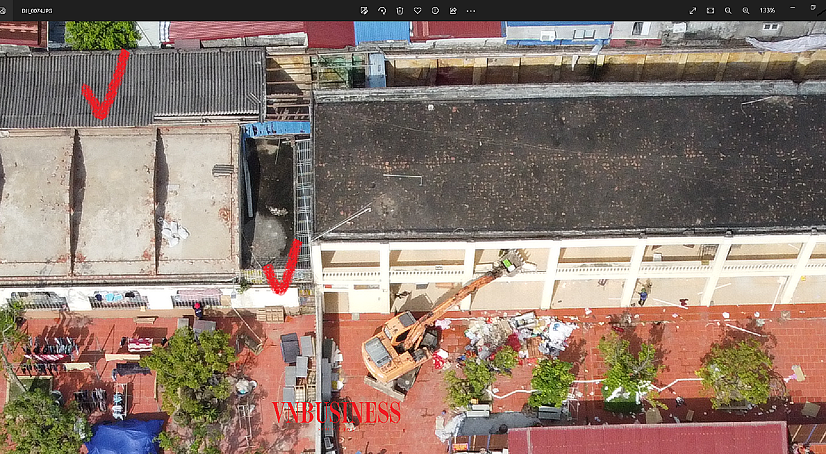 Cán bộ kỹ thuật của Ban chưa giải thích được vì sao máy móc khoan nhồi có thể... trèo qua tường để đi luồn ra phía đằng sau và mái tôn chưa dỡ &lpar;những vị trí đánh dấu đỏ&rpar; mà vẫn vẫn thi công được 2 tim cọc thí nghiệm C22 và C57 &lpar;ảnh chụp 2/6/2023&rpar;.