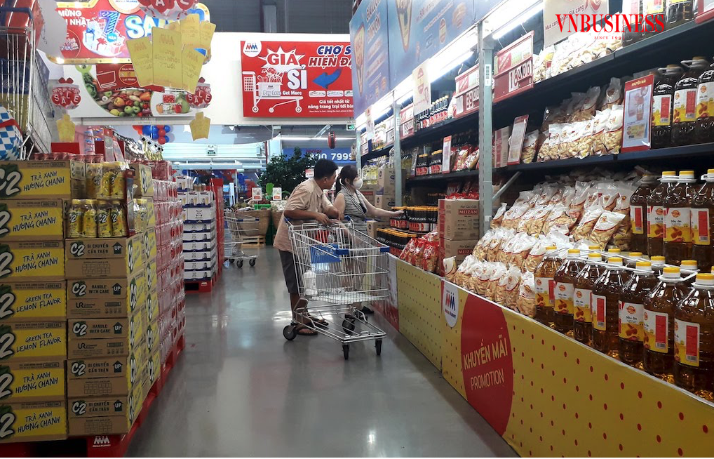 Các siêu thị ở Tp.HCM đang đua nhau khuyến mãi giảm giá để cải thiện sức mua.