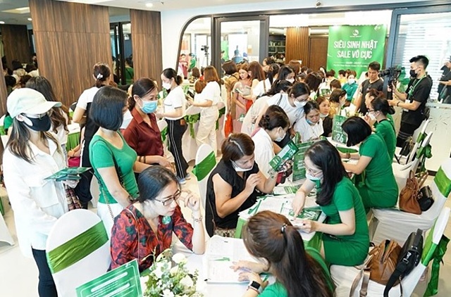 Hình ảnh kín đặc khách hàng tại quầy tư vấn mỗi dịp sự kiện của Thu Cúc.