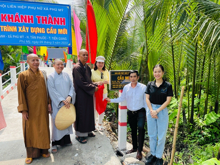 Cầu Mới ở xã Phú Mỹ &lpar;huyện Tân Phước&rpar; vừa được đưa vào sử dụng thông qua vận động mạnh thường quân cùng các phật tử phát tâm đóng góp.