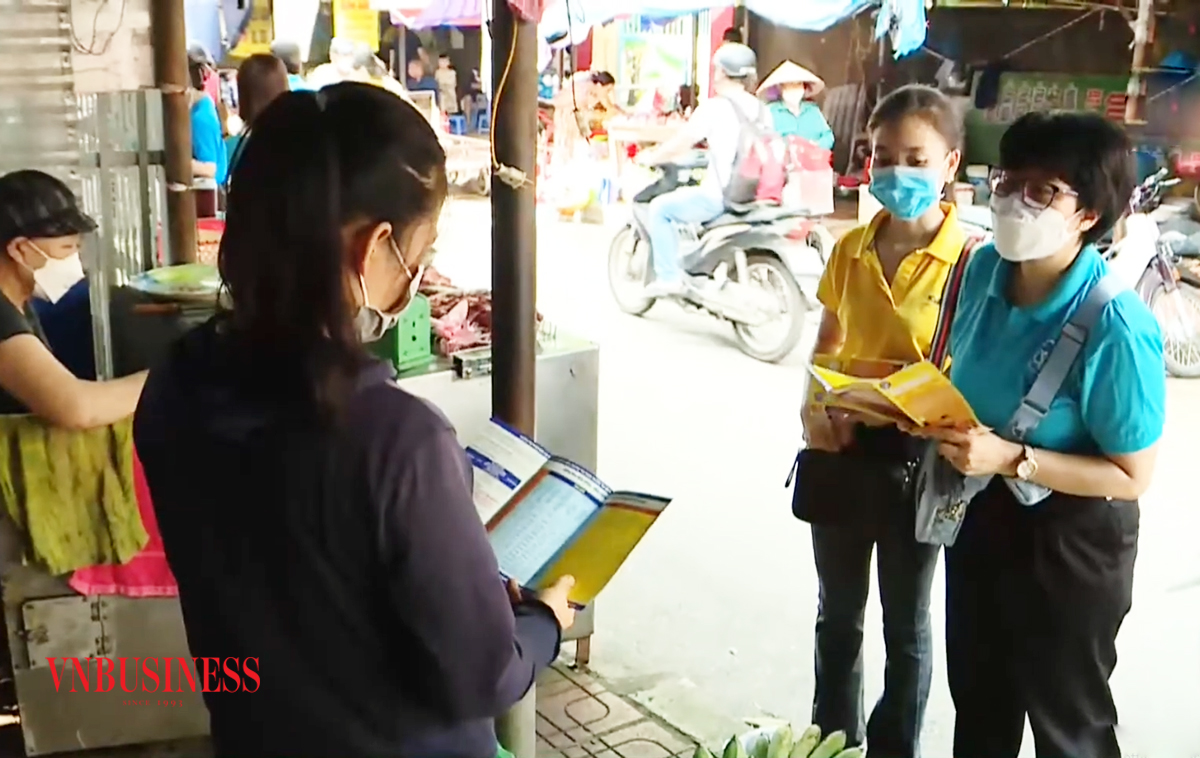 Cán bộ BHXH đến từng ngõ, gõ từng nhà để tuyên truyền chính sách BHXH tự nguyện.