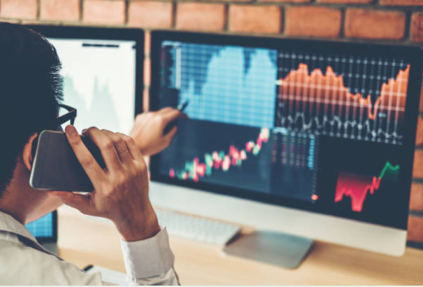 Áp lực bán tăng mạnh, VN-Index rung lắc dữ dội cuối phiên.