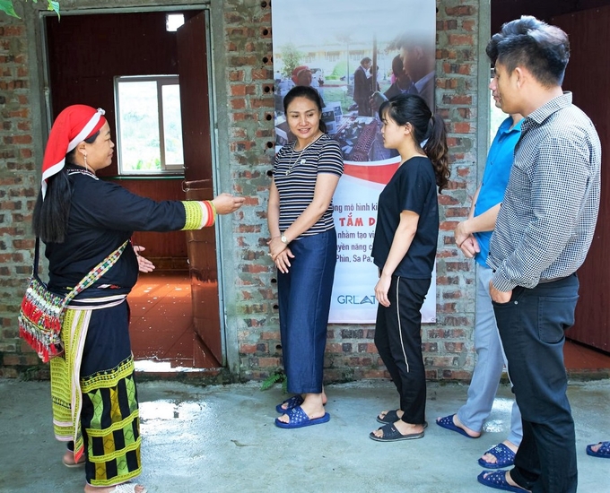 Thành viên HTX Cộng đồng Dao đỏ hướng dẫn khách du lịch sử dụng dịch vụ xông hơi bằng các bài thuốc của người Dao.