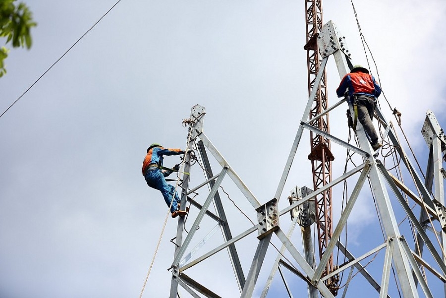 Nhiều dự án nguồn và lưới truyền tải điện bị chậm tiến độ nhiều năm ròng rã.