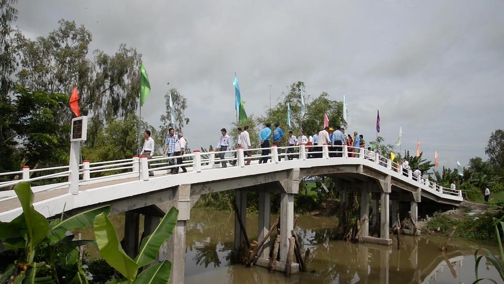 Những cây cầu bê tông mới xây dựng ở vùng quê Tri Tôn có sự đóng góp lớn của các tín đồ Phật giáo Hòa Hảo.