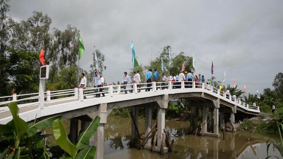 Những cây cầu bê tông mới xây dựng ở vùng quê Tri Tôn có sự đóng góp lớn của các tín đồ Phật giáo Hòa Hảo.