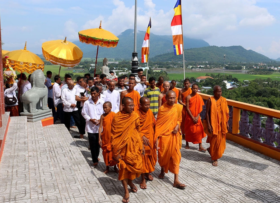 Các tín đồ Phật giáo Nam tông Khmer góp phần tạo nên bộ mặt khang trang cho hạ tầng giao thông nông thôn ở xã Núi Tô.