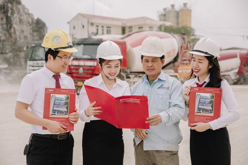 6 tháng đầu năm, Agribank nghiêm túc thực hiện chỉ đạo của NHNN, triển khai nhiều giải pháp hỗ trợ nền kinh tế vượt khó, nỗ lực kinh doanh an toàn, hiệu quả, giảm lãi suất cho vay hỗ trợ người dân, doanh nghiệp.