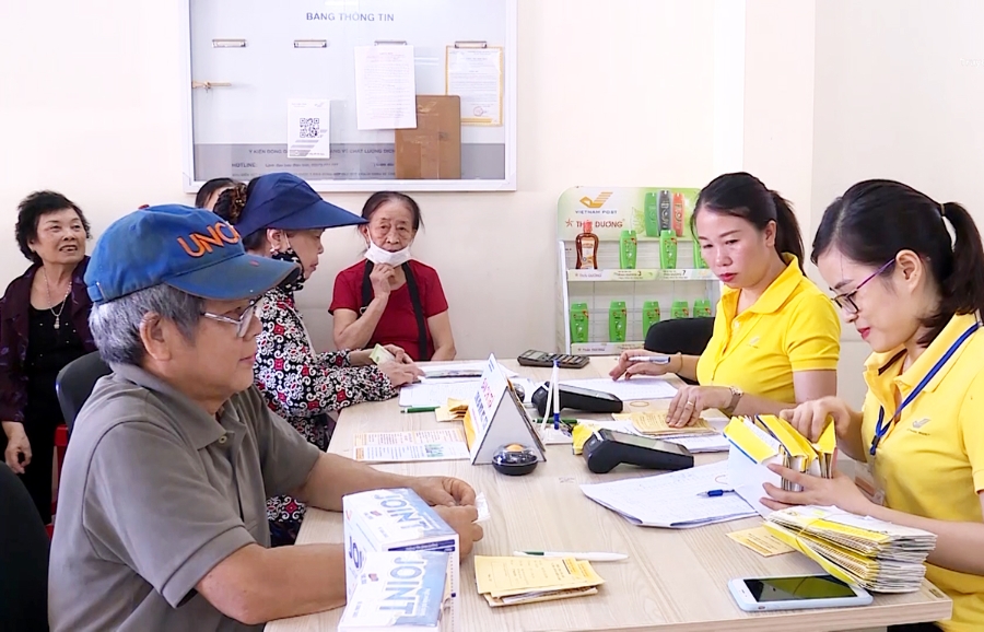 Việc tham gia BHXH và được hưởng lương hưu là điểm tựa cho những người cao tuổi như ông Lục, bà Tâm...