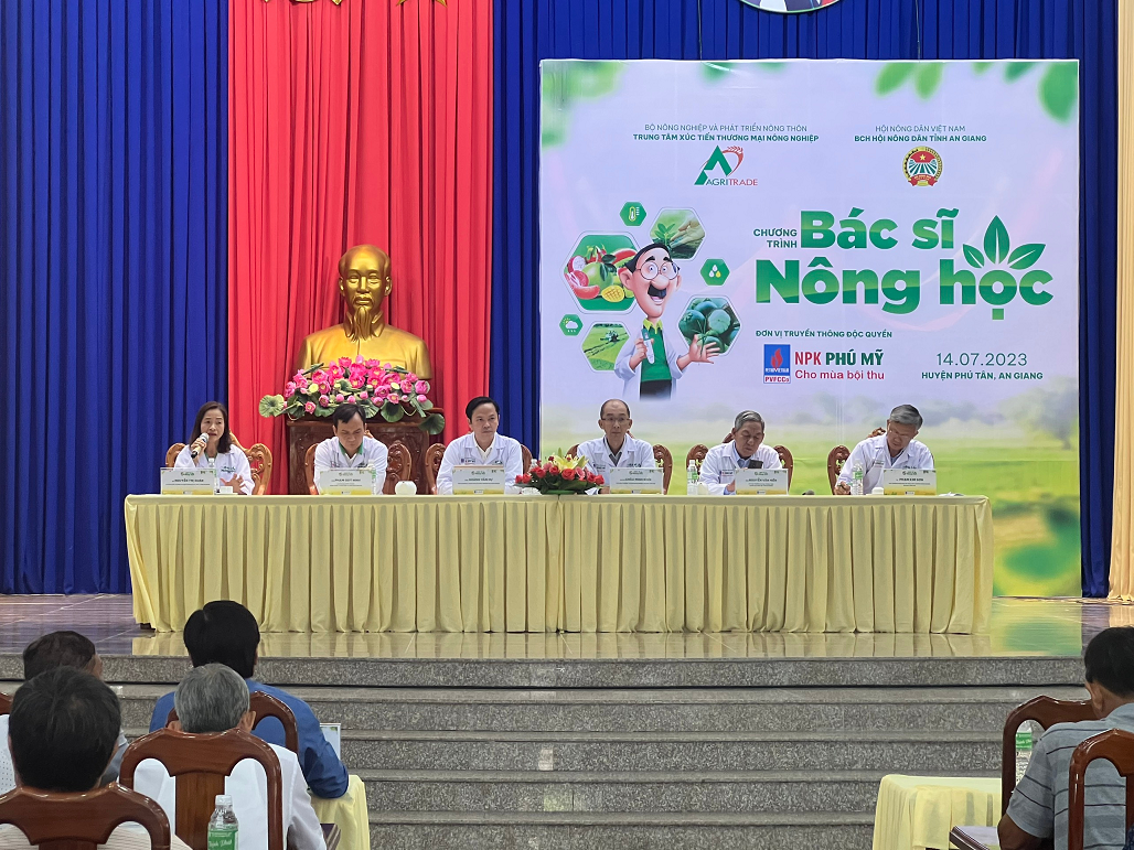 Bác sĩ nông học giải đáp thắc mắc của bà con nông dân.