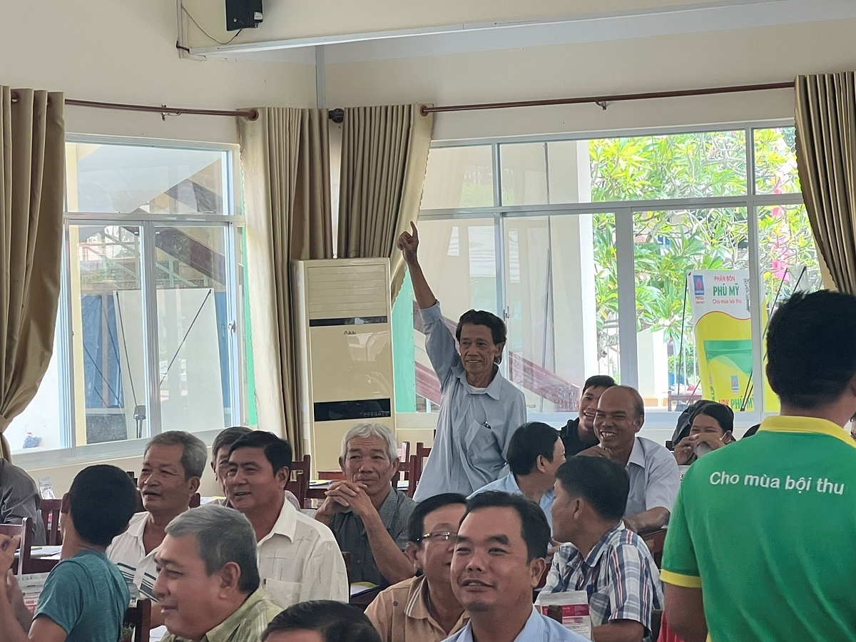 Các nông dân tham dự chương trình được nghe những thông tin hữu ích.