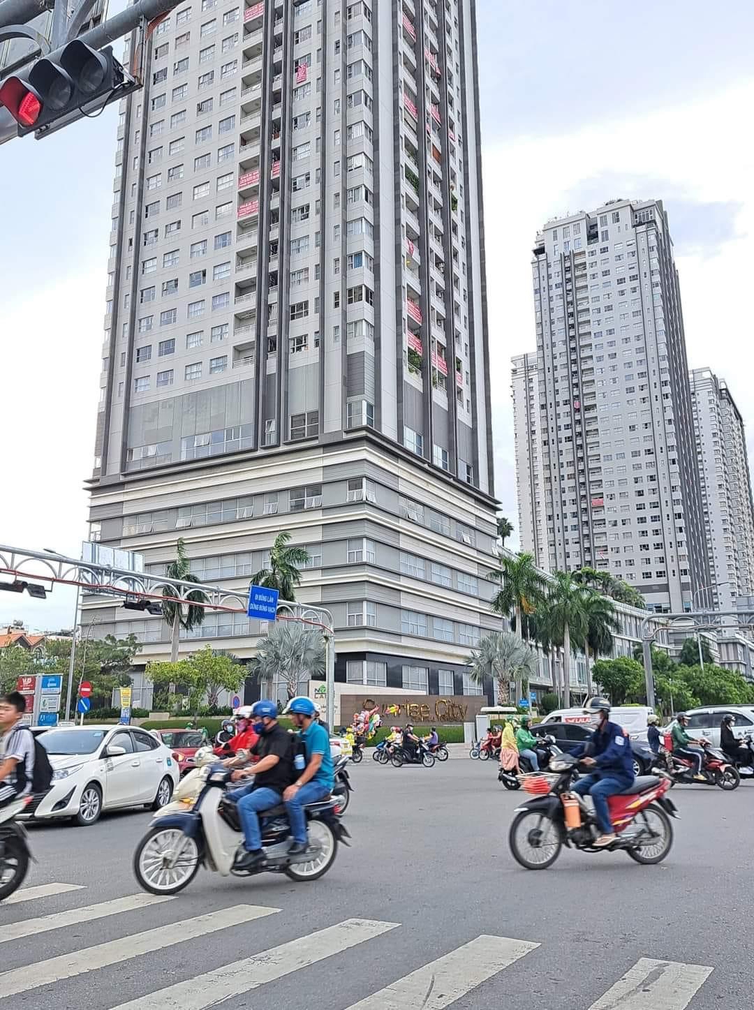 Nhiều băng rôn phản đối việc Bệnh viện Tâm Anh mở phòng khám tại 4 tầng thương mại, dịch vụ chung cư Sunrise City Central.