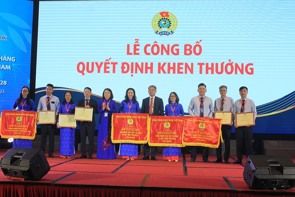 Ban chấp hành Công đoàn Co-opBank nhiệm kỳ 2023-2028 ra mắt và chụp ảnh lưu niệm cùng lãnh đạo Công đoàn Ngân hàng Việt Nam và Co-opBank tại Đại hội.