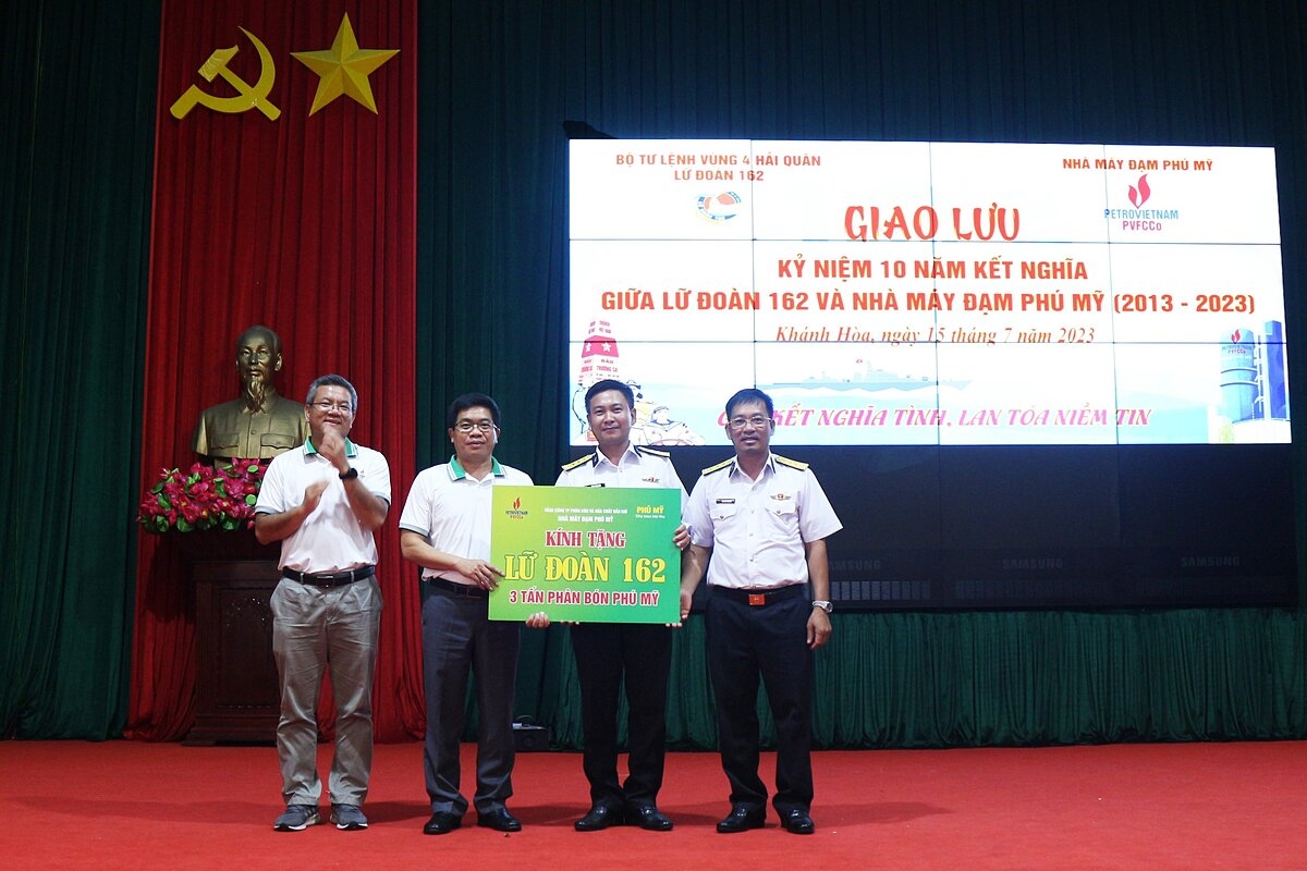 Nhà máy Đạm Phú Mỹ trao tặng Lữ đoàn 162 3 tấn phân bón.