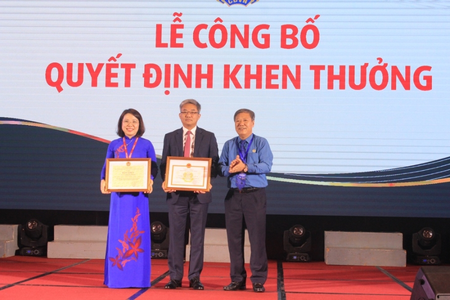 Lãnh đạo Co-opBank vinh dự nhận Bằng khen của Thống đốc NHNN Việt Nam vì đã có thành tích xuất sắc trong các phong trào thi đua, đóng góp tích cực vào hoạt động Công đoàn Ngân hàng Việt Nam.