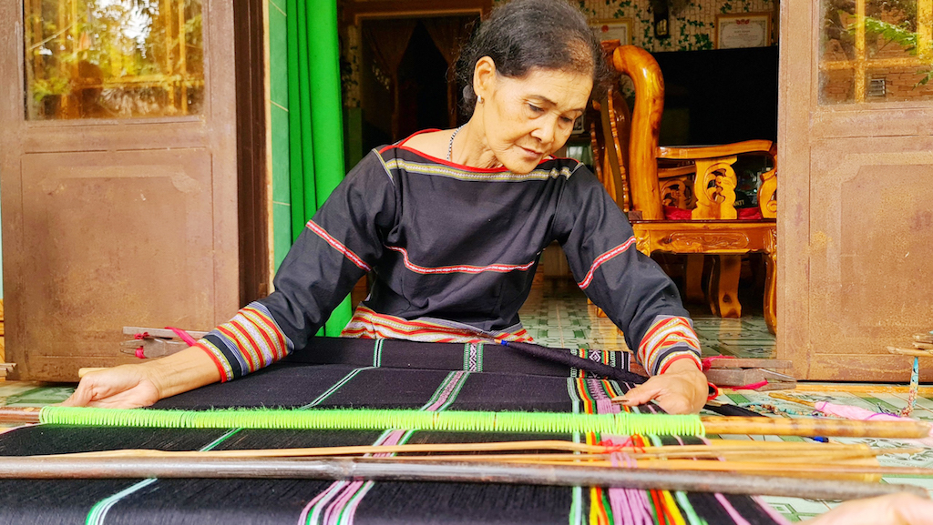 Phú Sơn đang nỗ lực gìn giữ nghề dệt thổ cẩm truyền thống của phụ nữ người M’nông.