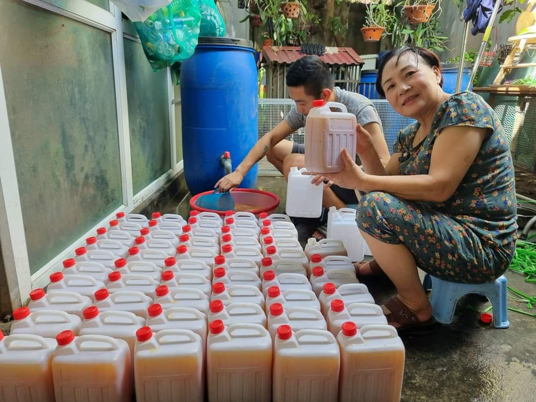 Chủ tịch HĐQT kiêm Giám đốc HTX Môi trường Thành Vinh Đoàn Thị Mơ đóng men vi sinh gửi tới thành viên các nhóm.