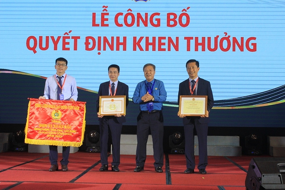 Đại diện các đơn vị trong hệ thống Co-opBank vinh dự nhận cờ thi đua và Bằng khen của Thống đốc NHNN Việt Nam vì đã có thành tích xuất sắc trong các phong trào thi đua, đóng góp tích cực vào hoạt động Công đoàn Ngân hàng Việt Nam.