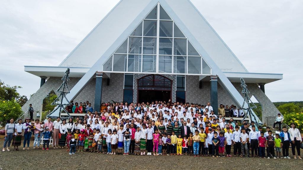 Bà con dân tộc thiểu số theo đạo Tin Lành ở xã Phú Sơn một lòng kính Chúa, yêu nước, góp phần xây dựng vùng quê trù phú.