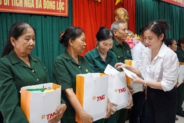 Đoàn thăm hỏi, tặng quà các cựu TNXP đặc biệt khó khăn tại Hà Tĩnh.