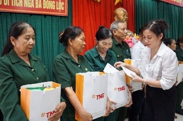 Đoàn thăm hỏi, tặng quà các cựu TNXP đặc biệt khó khăn tại Hà Tĩnh.