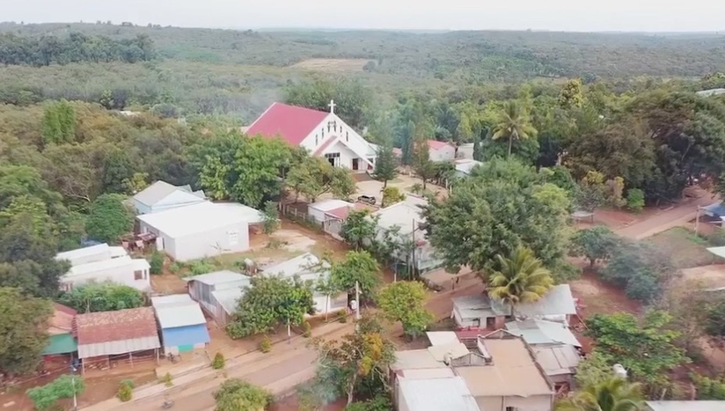 Nhà thờ Tin Lành Đăng Blang tọa lạc trên sườn đồi thuộc thôn Sơn Thành, xã Phú Sơn.