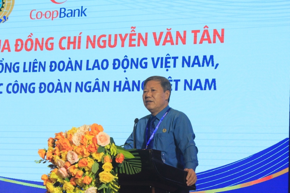 Đồng chí Nguyễn Văn Tân - Ủy viên Ban chấp hành Tổng liên đoàn Lao động Việt Nam, Phó Chủ tịch thường trực Công đoàn Ngân hàng Việt Nam phát biểu chỉ đạo tại Đại hội.
