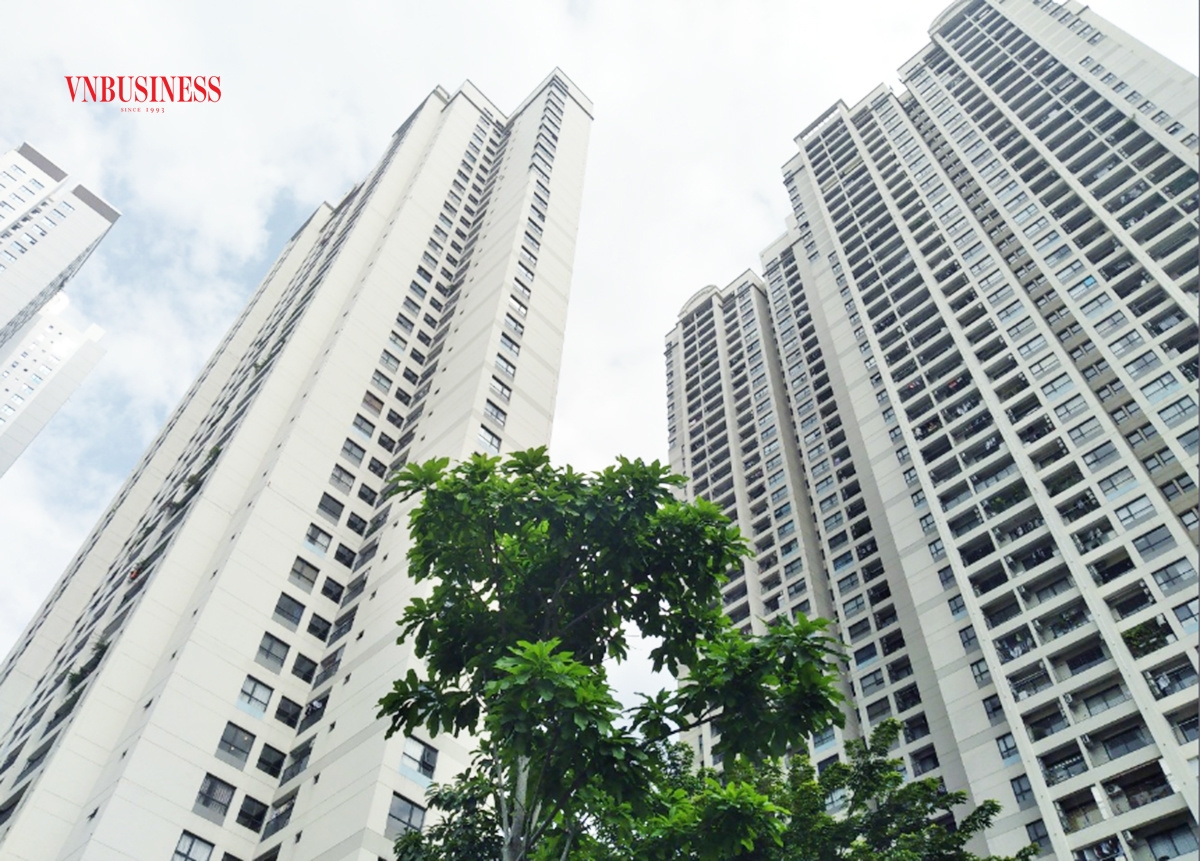 Nguồn cung khan hiếm dẫn tới giá căn hộ vẫn neo cao, vượt tầm với của đa số người dân.