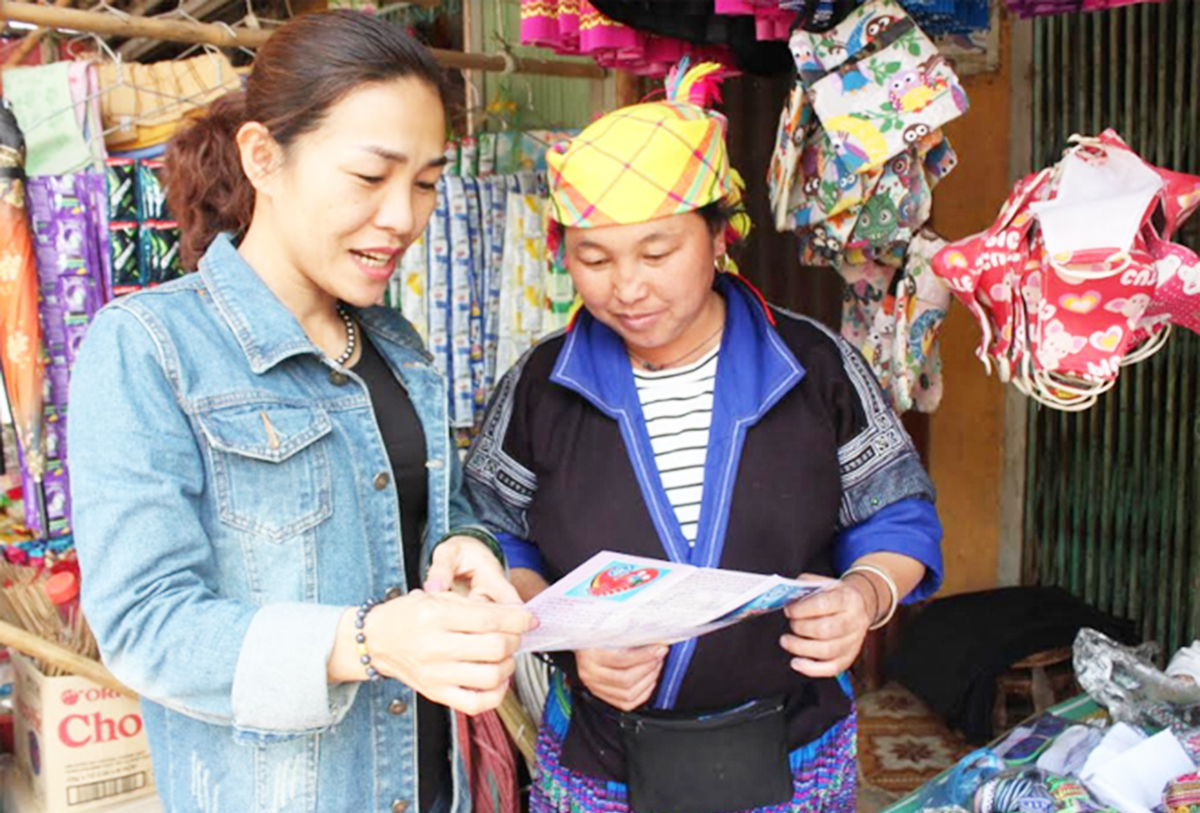 Chị Nguyễn Thị Oanh trong một cuộc trò chuyện với người dân về BHXH tự nguyện &lpar;Ảnh: BYB&rpar;.