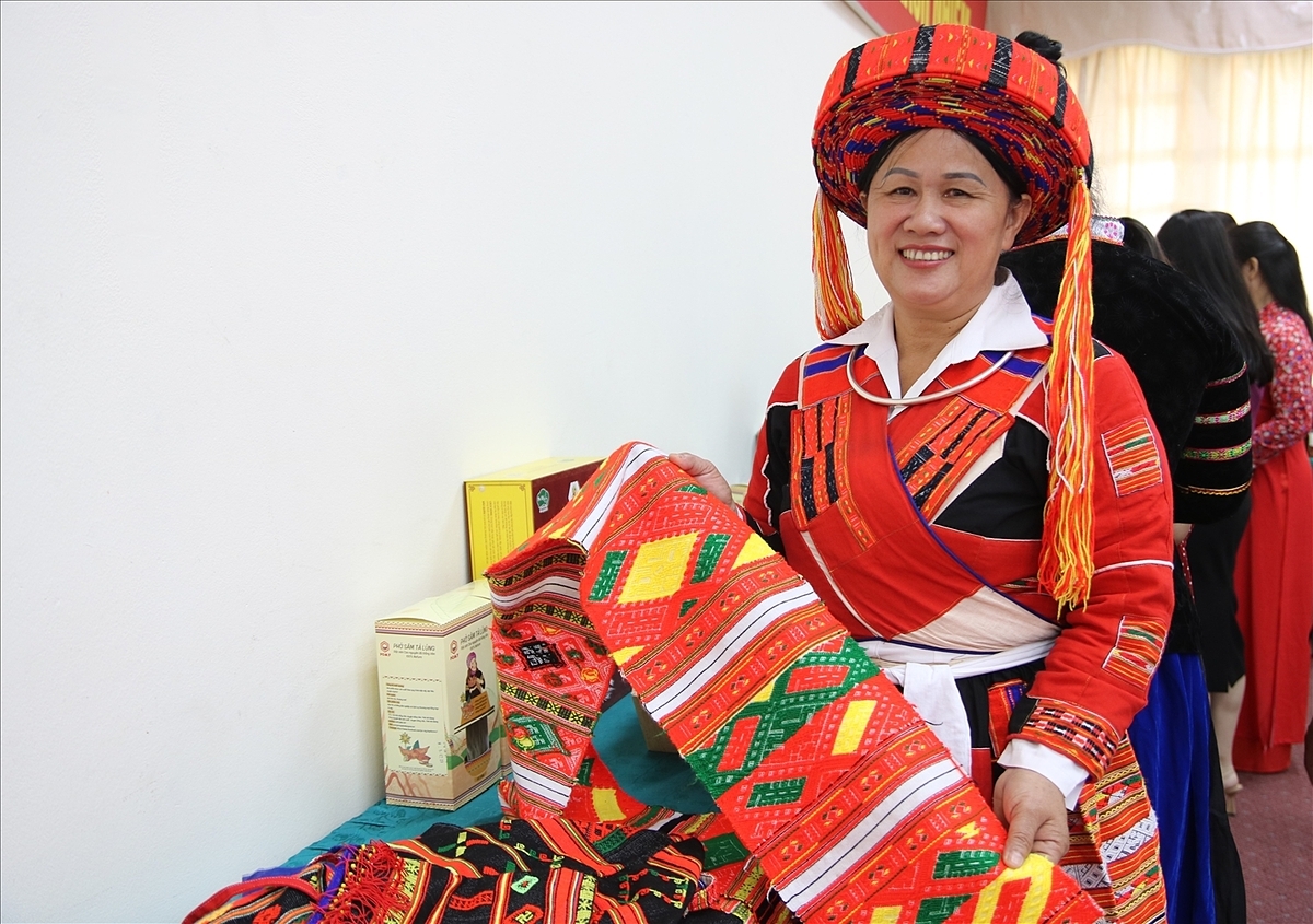 Nghệ nhân Ván Thị Chi đang góp phần phát triển nghề truyền thống, thúc đẩy giảm nghèo cho đồng bào dân tộc thiểu số ở địa phương.