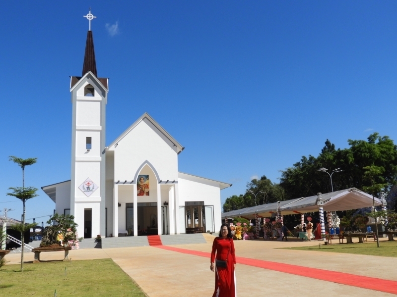 Nhà thờ của Giáo xứ Vinh Sơn được khánh thành cách đây nửa năm đã đáp ứng nhu cầu sinh hoạt tôn giáo của hơn 560 giáo dân sinh sống ở làng Ia Klai, làng Bông Lar &lpar;xã Ia Băng&rpar;.