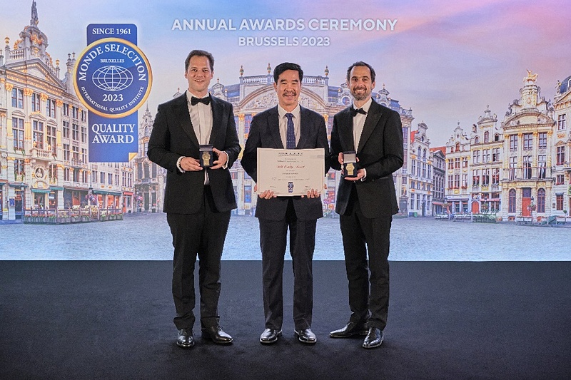 Đại diện Vinamilk nhận giải Giải Vàng Quốc Tế về Chất Lượng 2023 &lpar;Gold Award 2023&rpar; từ tổ chức Monde Selection &lpar;Bỉ&rpar;. &lpar;Ảnh: Vinamilk&rpar;.