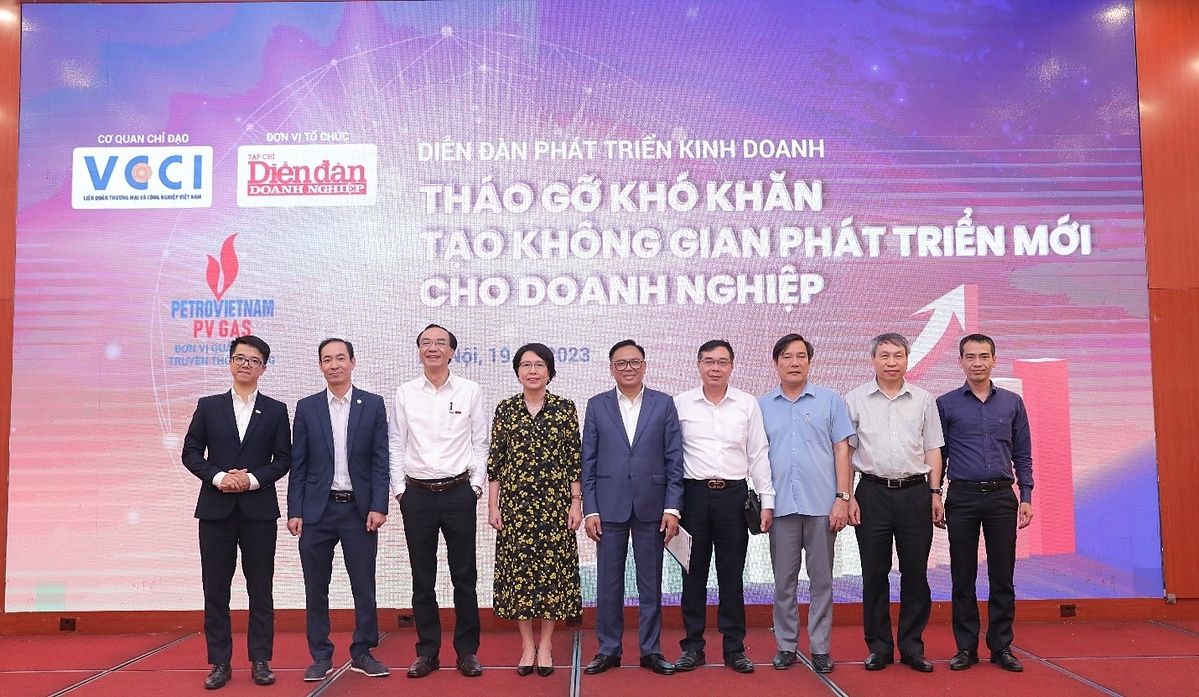Đại biểu, chuyên gia, diễn giả chụp ảnh lưu niệm tại Diễn đàn.