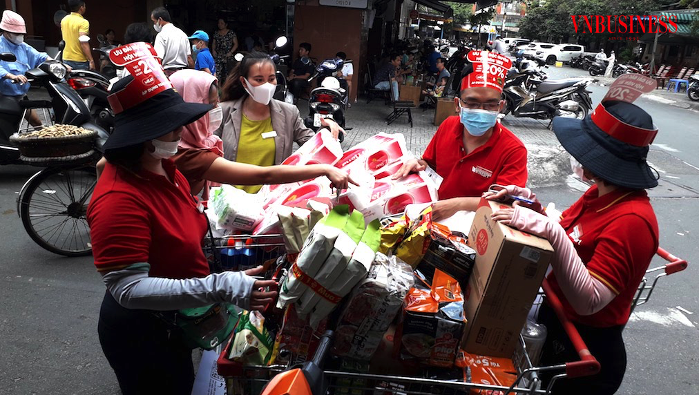 Do khó khăn đầu ra nên nhiều mặt hàng Việt vốn được bày bán trong siêu thị đã phải “xuống phố” để kích cầu tiêu dùng.