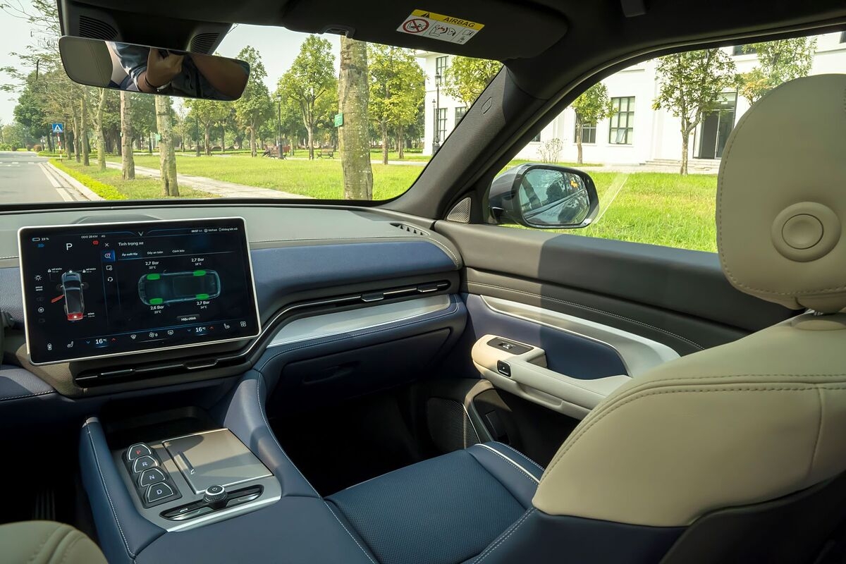 Nhờ sử dụng động cơ điện, VinFast VF 9 có thể mang tới những chuyến đi êm ái, nhẹ nhàng và yên tĩnh, đồng thời vẫn có thể bứt tốc 0 - 100 km/h trong khoảng 7,5 giây trong trường hợp cần thiết.