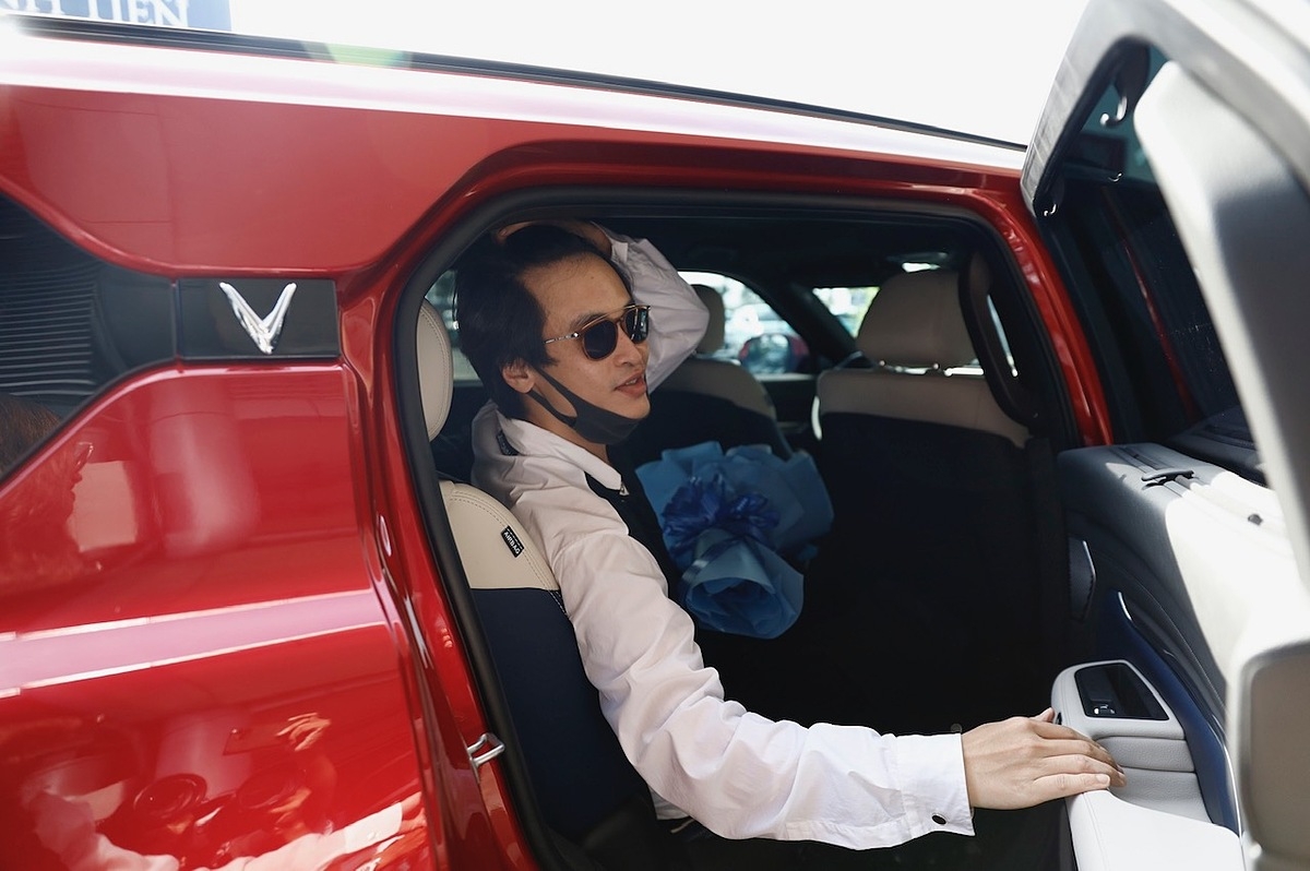 SUV điện đầu bảng của VinFast sẽ đảm nhiệm việc đưa đón những ngôi sao hàng đầu Việt Nam như Hà Anh Tuấn, Hồ Ngọc Hà…
