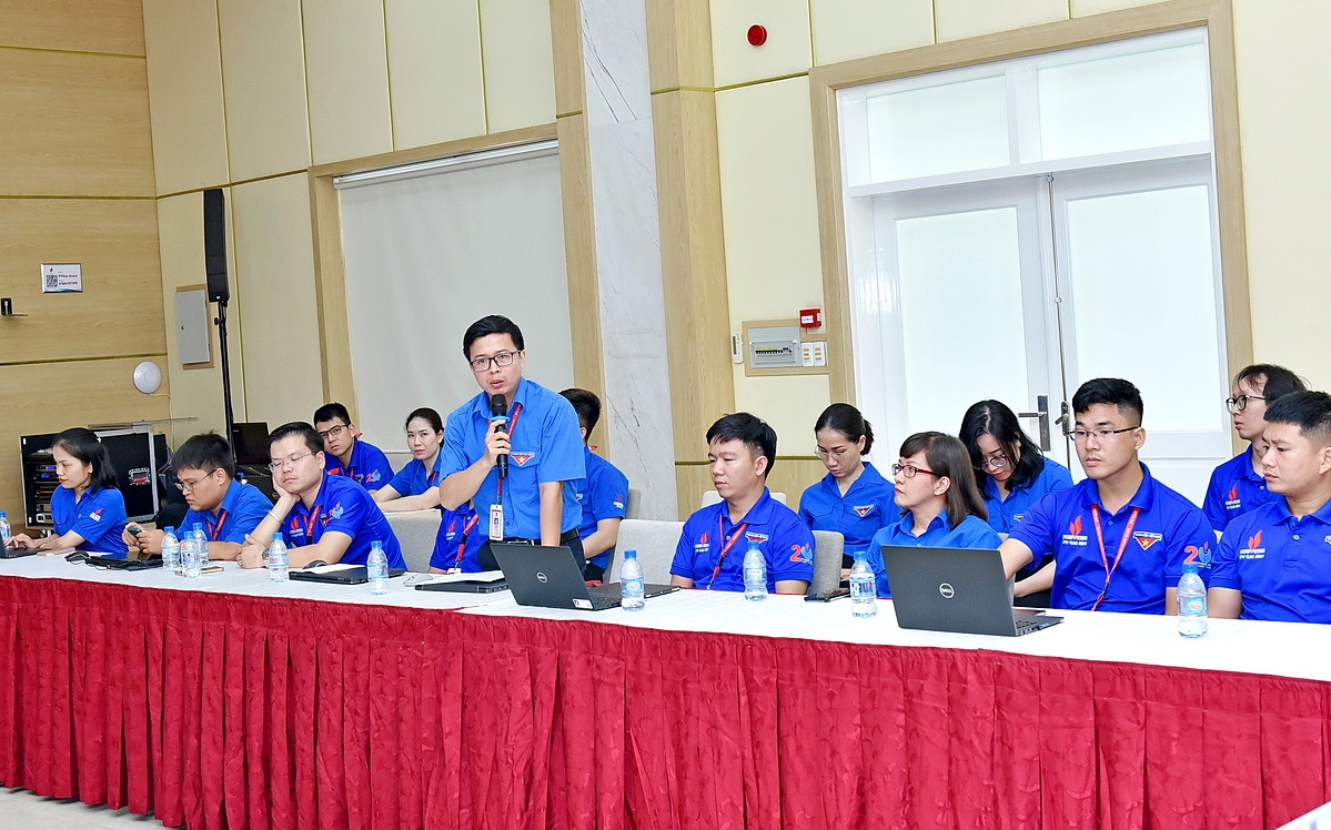 Trao tặng khen thưởng cho 5 đoàn viên có thành tích xuất sắc trong hoạt động đoàn 6 tháng đầu năm.