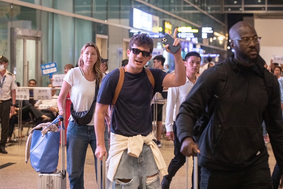 23h45 đêm 20/7, Charlie Puth đáp xuống sân bay Cam Ranh, Khánh Hòa.
