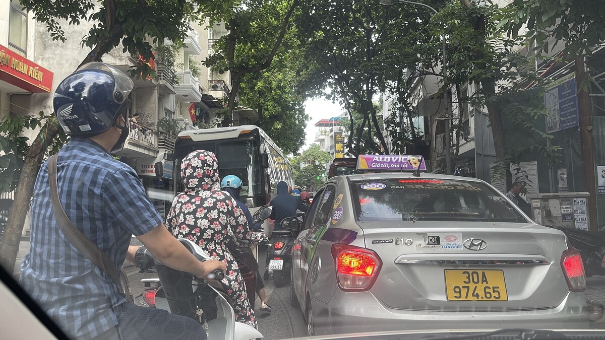 Tình trạng giao thông nội đô là vấn đề nhức nhối hiện nay.