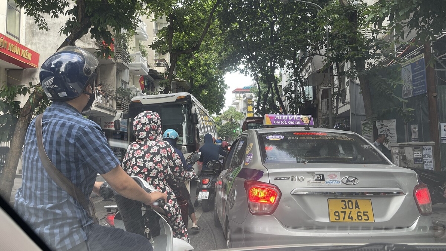 Tình trạng giao thông nội đô là vấn đề nhức nhối hiện nay.
