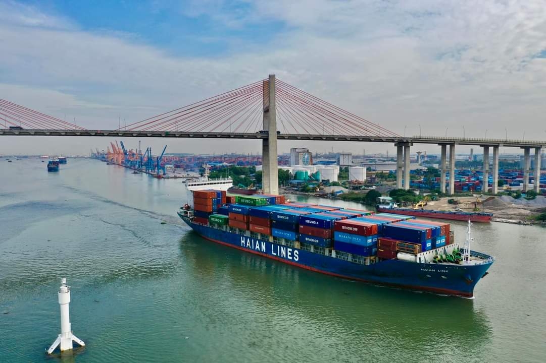 Giao thông đường bộ và đường biển Hải Phòng ngày một phát triển, đáp ứng nhu cầu hội nhập và phát triển.