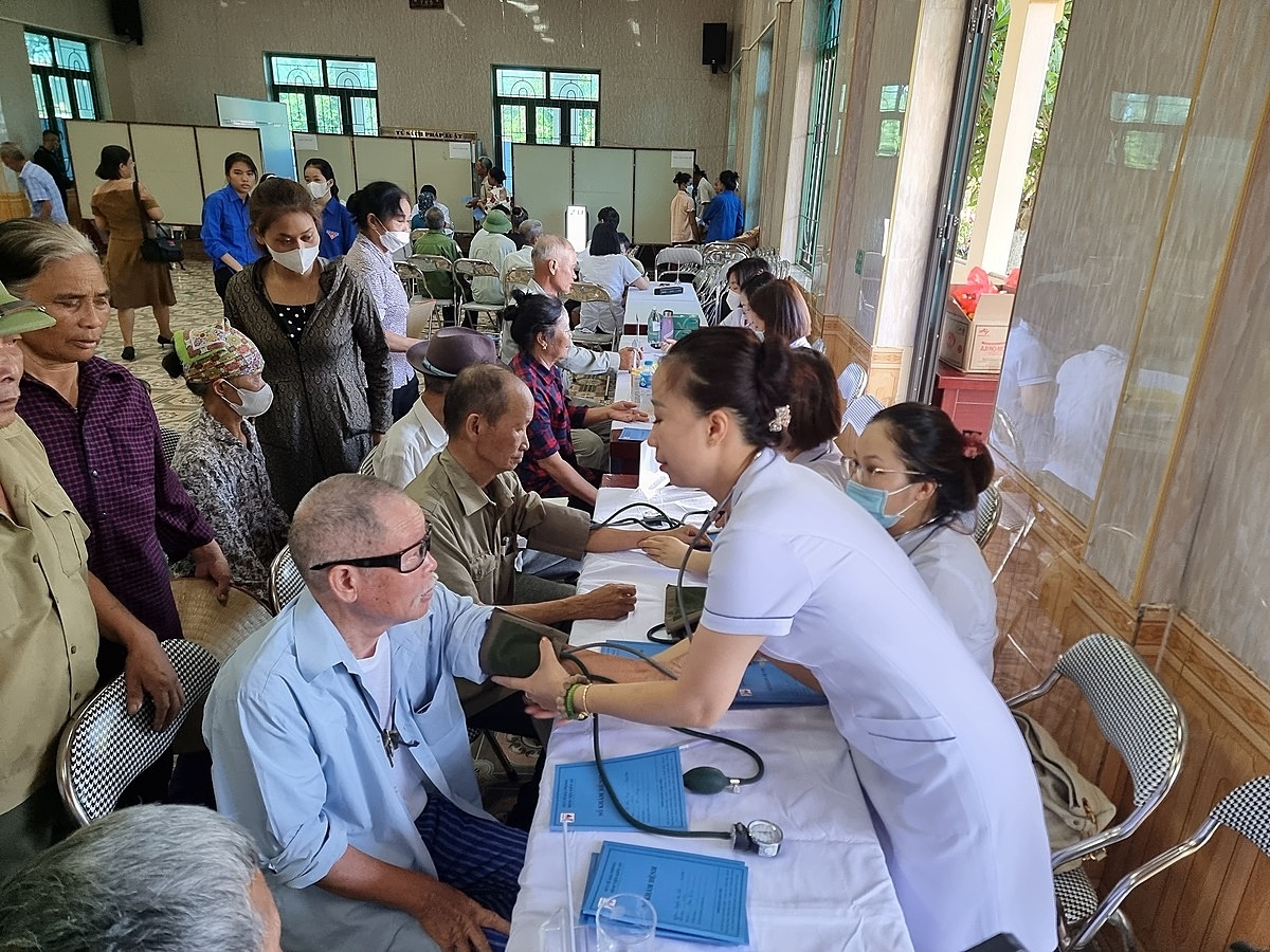 Bệnh viện Kiến An, khám, phát thuốc miễn phí cho 200 người nghèo, cận nghèo xã Kiến Thiết &lpar; Tiên Lãng&rpar;.