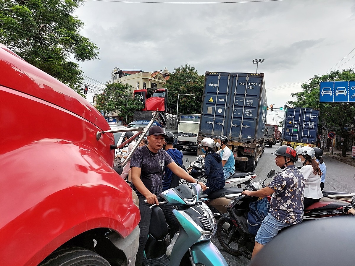 Những tình huống vô cùng nguy hiểm khi những người đi xe máy phải luồn lách sát sạt đầu xe container.