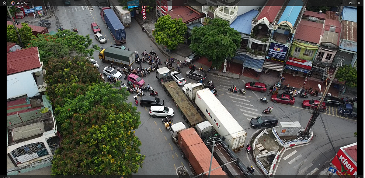 Một số lái xe container đã không tuân thủ tín hiệu đèn giao thông.