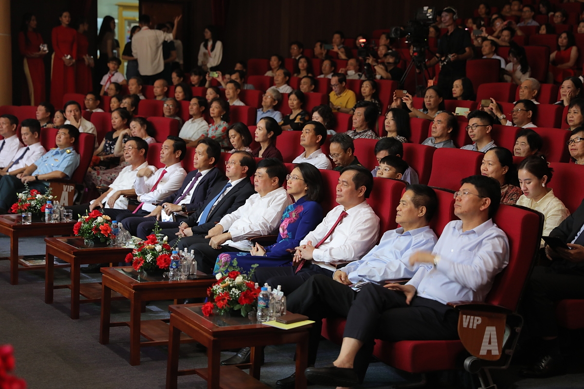 Các đại biểu tham dự trong chương trình.